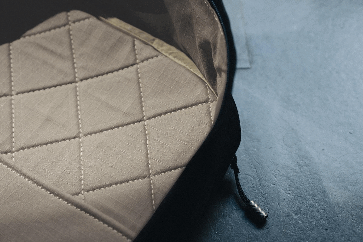 Gif of the inner lining colour options of the Everyday Pack by Wingback