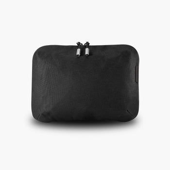 Wingback Everyday Sling 2.5L in black technical fabric