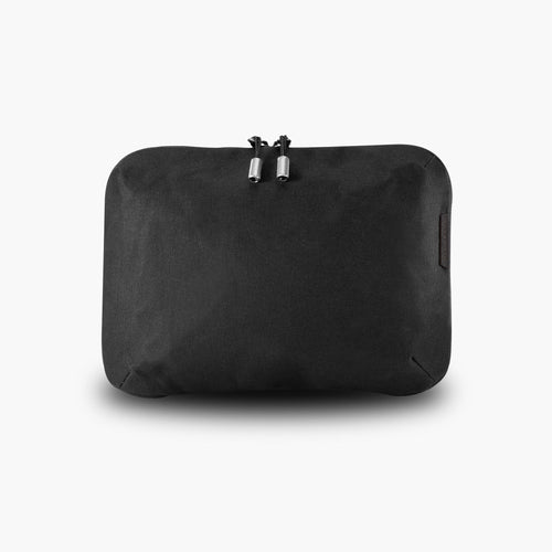 Wingback Everyday Sling 2.5L in black technical fabric